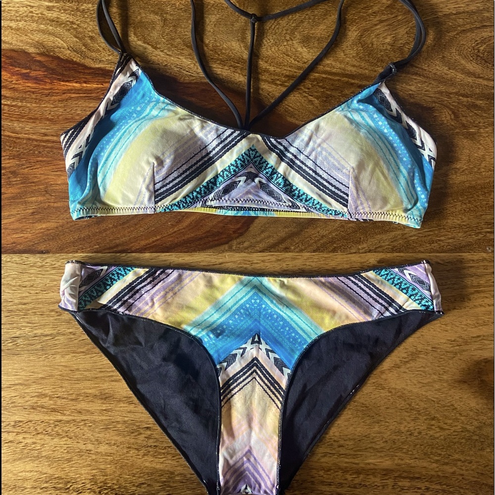 🌊RipCurl🦖SOLD!🦖  Bikini top & bottom size Medium 🌺